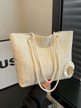 Bolsa de praia bege trançada com flor